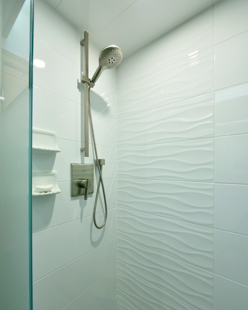 Inspiration för mellanstora medelhavsstil badrum med dusch, med släta luckor, vita skåp, en toalettstol med hel cisternkåpa, ett platsbyggt badkar, en öppen dusch, grå kakel, vit kakel, stenhäll, blå väggar, målat trägolv, ett nedsänkt handfat, granitbänkskiva och med dusch som är öppen