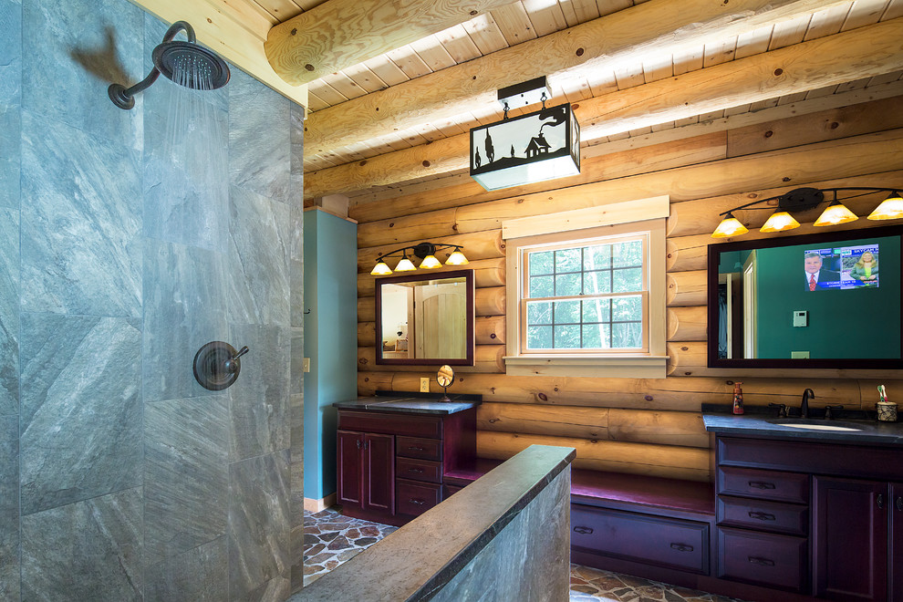 Ejemplo de cuarto de baño principal rural con armarios con paneles empotrados, ducha abierta y lavabo bajoencimera