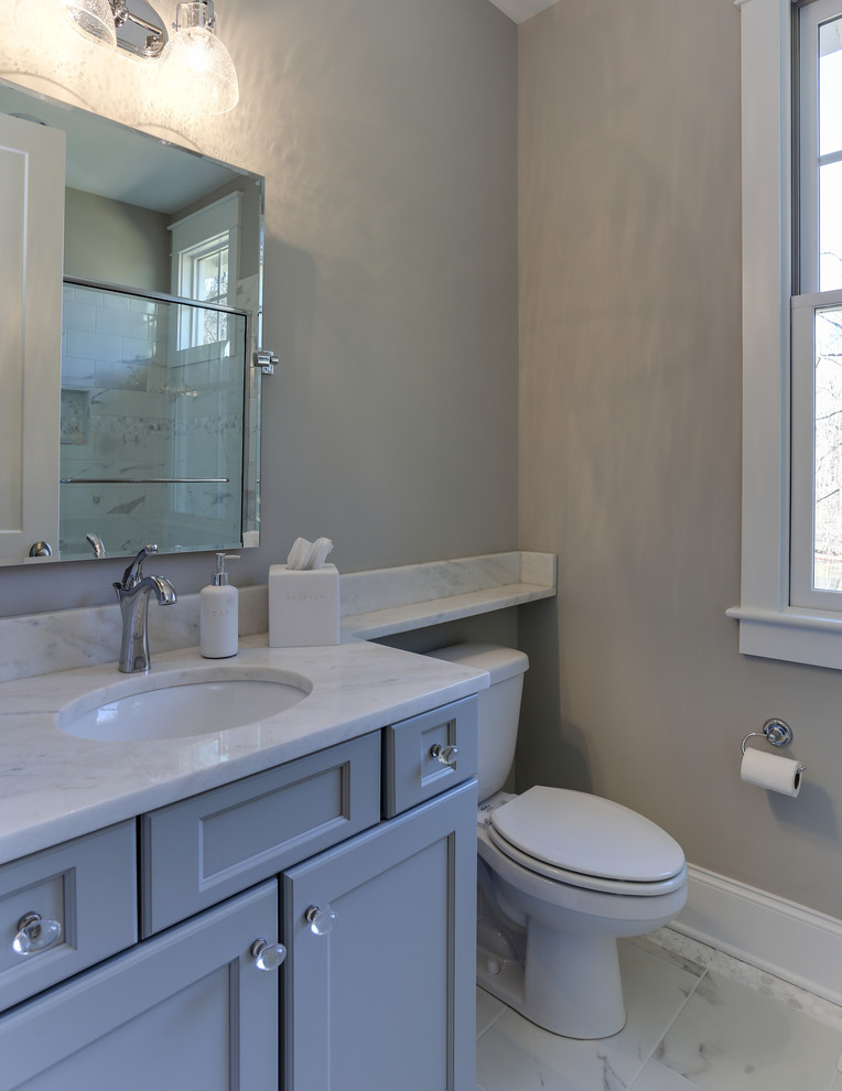 Inspiration för små klassiska badrum med dusch, med luckor med infälld panel, grå skåp, grå väggar, klinkergolv i keramik och marmorbänkskiva
