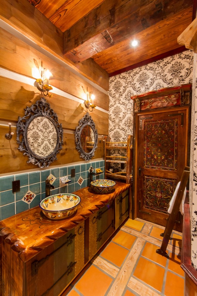 Esempio di una stanza da bagno con doccia stile americano di medie dimensioni con consolle stile comò, WC monopezzo, piastrelle blu, piastrelle in ceramica, pareti bianche, pavimento con piastrelle in ceramica, lavabo a bacinella, top in legno e pavimento arancione