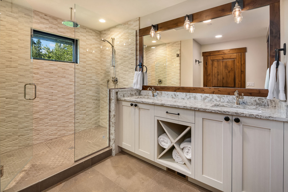 Пример оригинального дизайна: главная ванная комната в стиле кантри с фасадами в стиле шейкер, белыми фасадами, душем в нише, врезной раковиной, коричневым полом, душем с распашными дверями, серой столешницей, тумбой под две раковины и встроенной тумбой