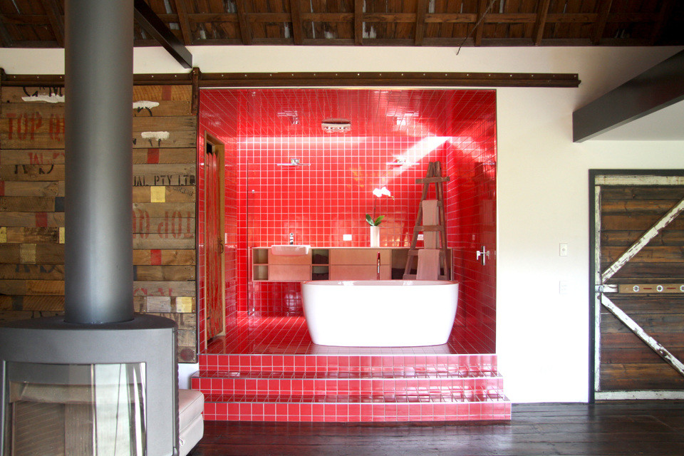 Стильный дизайн: большая главная ванная комната в стиле кантри с открытыми фасадами, светлыми деревянными фасадами, отдельно стоящей ванной, открытым душем, унитазом-моноблоком, красной плиткой, керамической плиткой, красными стенами, полом из керамической плитки, накладной раковиной, столешницей из дерева, красным полом и открытым душем - последний тренд