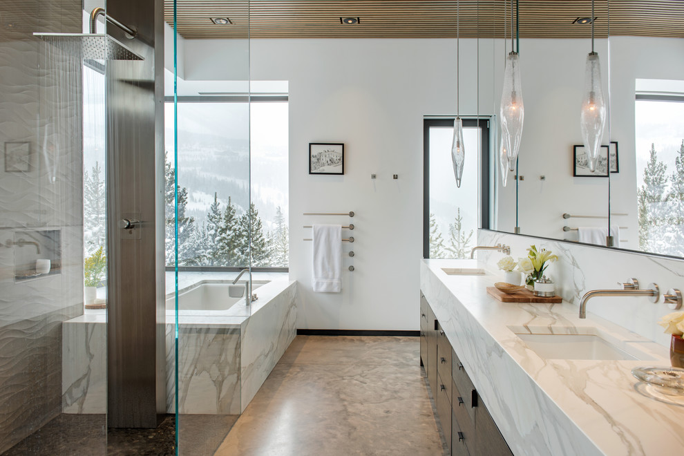Идея дизайна: главная ванная комната в стиле рустика с плоскими фасадами, темными деревянными фасадами, полновстраиваемой ванной, душем без бортиков, белыми стенами, врезной раковиной, мраморной столешницей, серым полом и белой столешницей