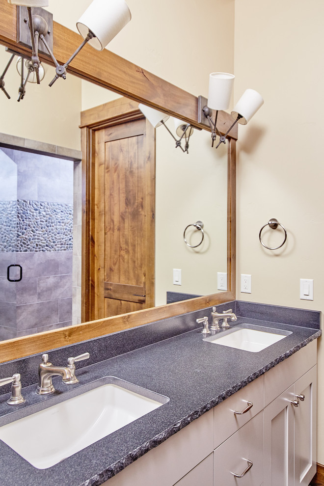 Klassisches Badezimmer En Suite mit Schrankfronten im Shaker-Stil, weißen Schränken, beiger Wandfarbe, Unterbauwaschbecken und blauer Waschtischplatte in Sonstige