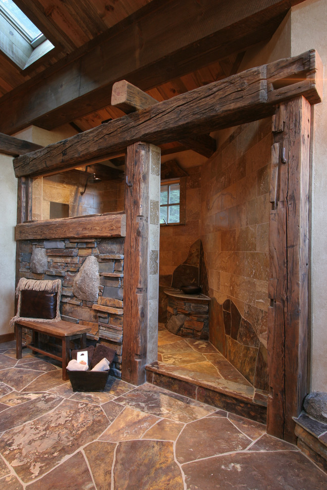 Пример оригинального дизайна: ванная комната в деревянном доме в стиле рустика с открытым душем, коричневой плиткой, бежевыми стенами, открытым душем, плиткой из сланца и окном