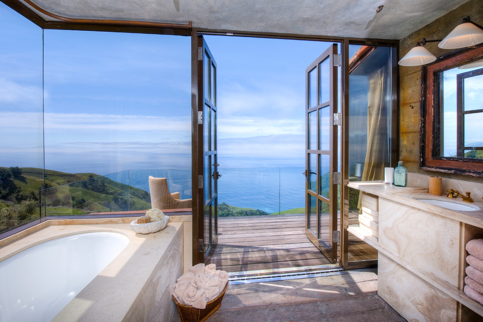 Идея дизайна: огромная главная ванная комната в средиземноморском стиле с полновстраиваемой ванной и паркетным полом среднего тона