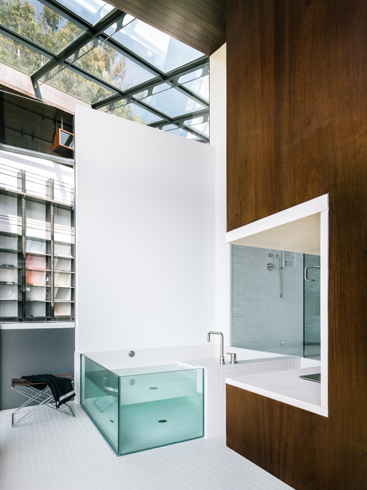 Пример оригинального дизайна: ванная комната в современном стиле с ванной в нише, белой плиткой и белыми стенами
