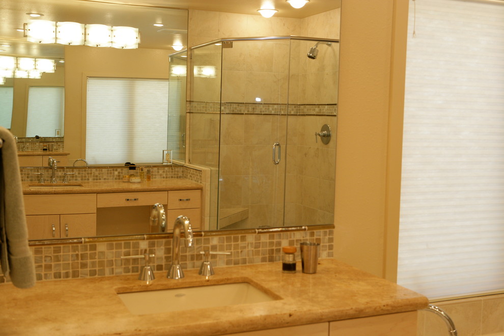 Foto di una stanza da bagno padronale minimalista con lavabo da incasso, ante a filo, ante in legno chiaro, top in quarzite, doccia ad angolo, WC monopezzo, piastrelle beige, piastrelle a mosaico e pareti beige