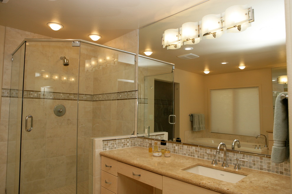 Diseño de cuarto de baño principal moderno de tamaño medio con lavabo encastrado, armarios con paneles lisos, puertas de armario de madera clara, encimera de cuarcita, ducha esquinera, baldosas y/o azulejos beige, baldosas y/o azulejos en mosaico y paredes beige