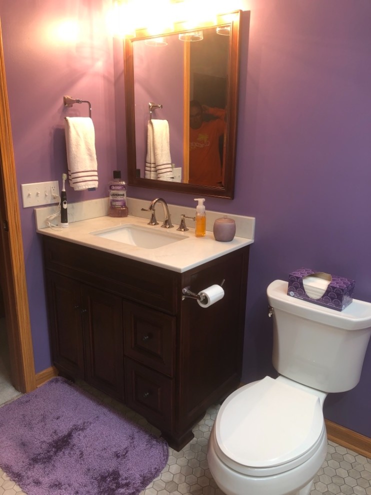 Foto på ett stort vintage vit en-suite badrum, med släta luckor, bruna skåp, ett fristående badkar, en dusch i en alkov, en toalettstol med separat cisternkåpa, grå kakel, keramikplattor, lila väggar, klinkergolv i porslin, ett integrerad handfat, bänkskiva i kvarts, vitt golv och dusch med gångjärnsdörr