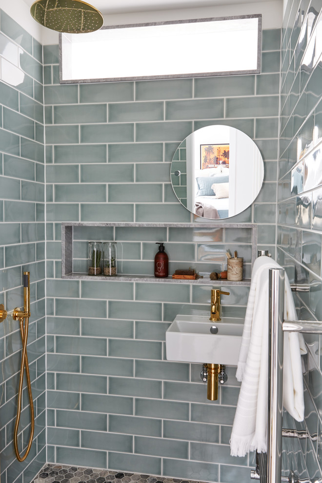 Inspiration pour une salle de bain principale traditionnelle avec un espace douche bain, un carrelage gris, des carreaux de céramique et un lavabo suspendu.