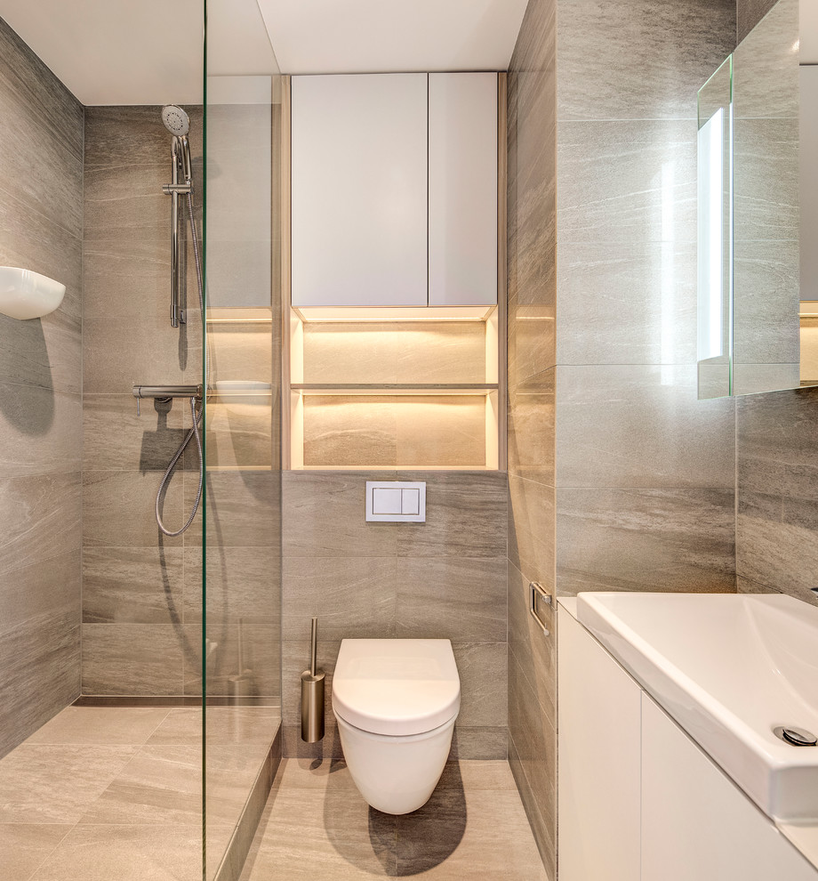 Foto de cuarto de baño contemporáneo con lavabo sobreencimera, armarios con paneles lisos, puertas de armario blancas, ducha empotrada, sanitario de pared y aseo y ducha