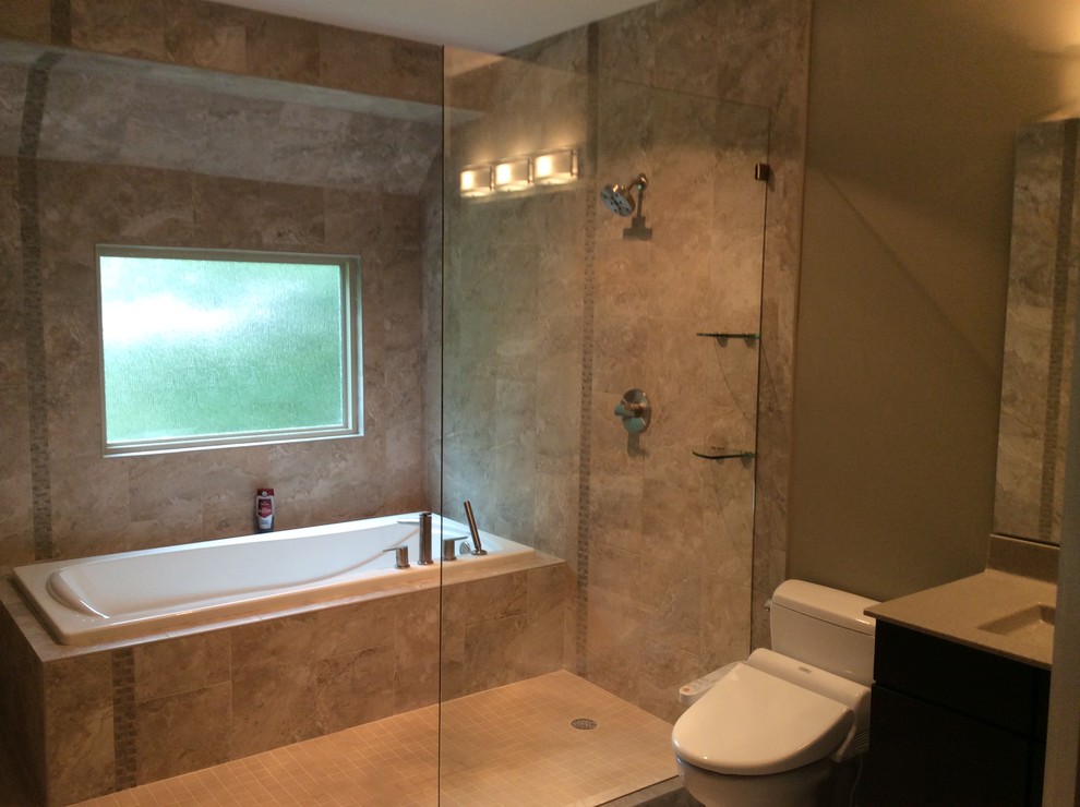 Cette image montre une salle de bain principale asiatique en bois foncé de taille moyenne avec un placard à porte shaker, une douche ouverte, un carrelage beige, des carreaux de porcelaine, un mur beige, un sol en carrelage de porcelaine, un plan de toilette en onyx et un lavabo intégré.