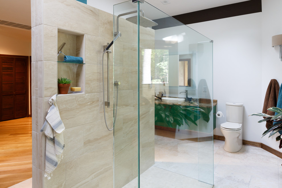 Exemple d'une salle de bain principale tendance de taille moyenne avec un placard à porte plane, des portes de placards vertess, une baignoire indépendante, une douche à l'italienne, WC séparés, un mur beige, un sol en travertin, une vasque, un plan de toilette en granite, un sol beige et aucune cabine.