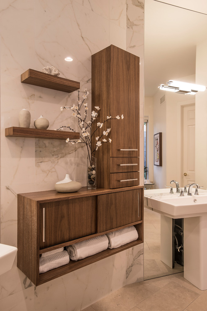 Cette image montre une grande salle de bain principale minimaliste en bois brun avec un placard à porte plane, une baignoire indépendante, une douche d'angle, un carrelage blanc, des carreaux de porcelaine, un mur blanc, un sol en carrelage de porcelaine, un lavabo de ferme, un sol beige et une cabine de douche à porte battante.