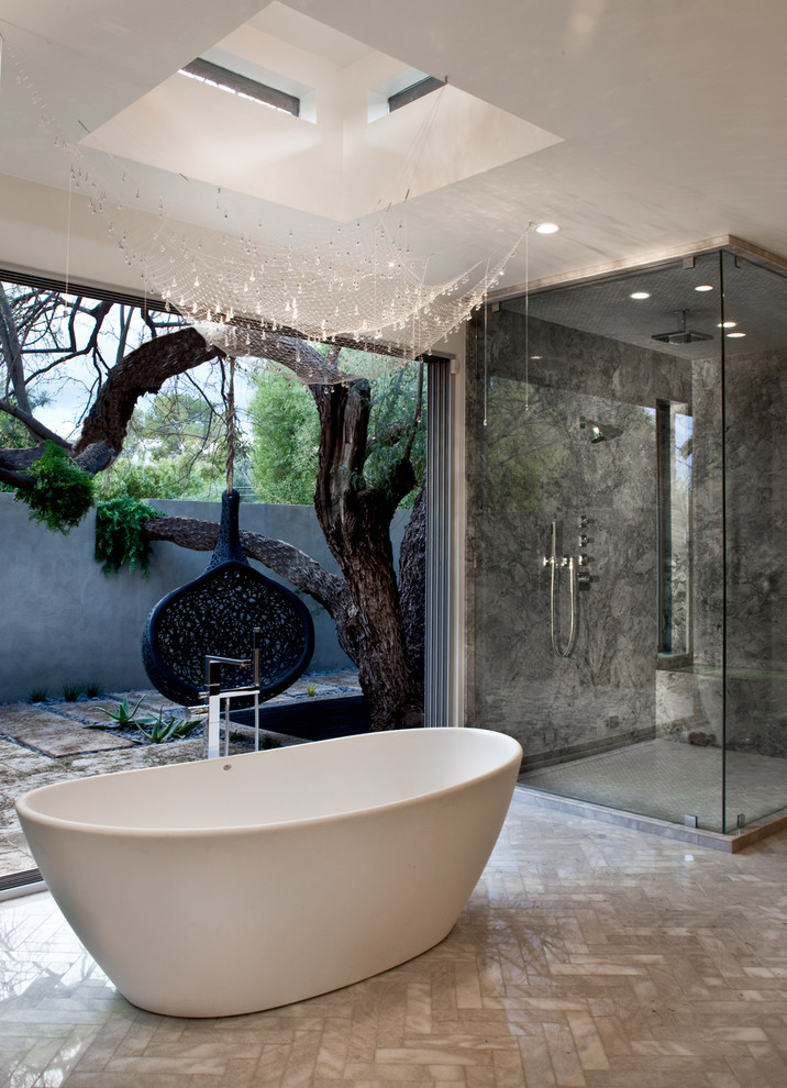 Cette photo montre une douche en alcôve tendance avec une baignoire indépendante.