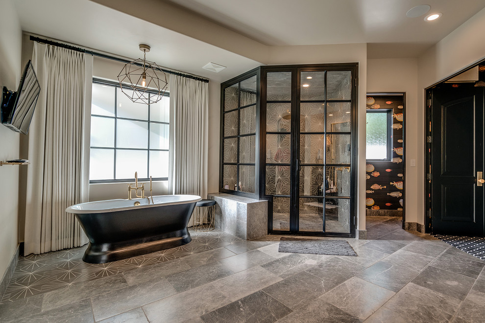 Diseño de cuarto de baño contemporáneo con bañera exenta, ducha a ras de suelo, paredes beige, suelo gris y ducha con puerta con bisagras