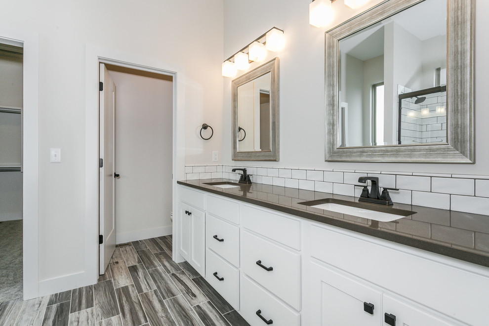 Diseño de cuarto de baño principal minimalista con baldosas y/o azulejos blancos y encimera de granito
