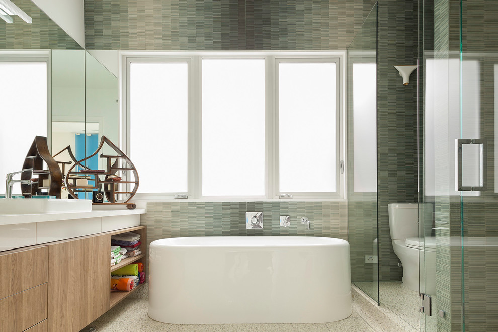 На фото: ванная комната в стиле модернизм с отдельно стоящей ванной и окном с