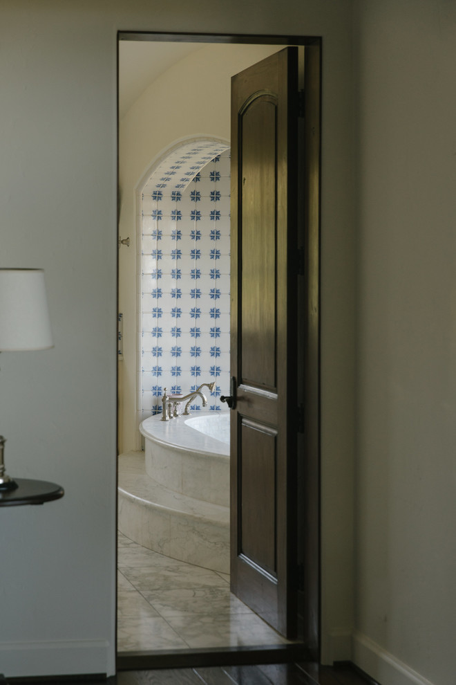 Inspiration pour une grande salle de bain principale méditerranéenne avec une baignoire en alcôve, un mur blanc et un plan de toilette en granite.