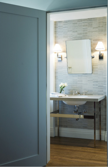 Ispirazione per una stanza da bagno padronale minimalista di medie dimensioni con piastrelle grigie, lastra di pietra, pareti bianche e lavabo integrato