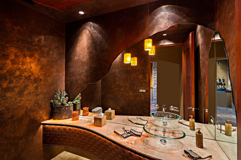 Пример оригинального дизайна: ванная комната в стиле фьюжн с настольной раковиной, раздельным унитазом и коричневыми стенами