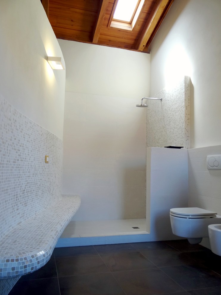 Aménagement d'une salle de bain principale et blanche et bois contemporaine avec un bidet, un carrelage marron, un carrelage en pâte de verre, un mur blanc, un sol en carrelage de porcelaine, un plan vasque, un sol marron et aucune cabine.