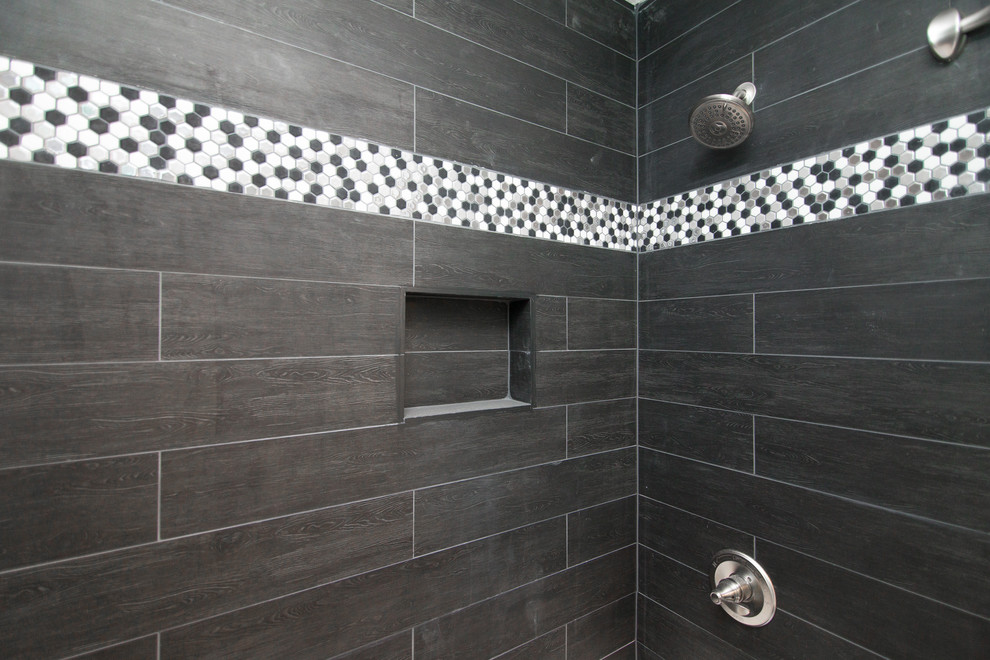 На фото: ванная комната среднего размера в современном стиле с фасадами с декоративным кантом, белыми фасадами, душем над ванной, черной плиткой, зелеными стенами и душевой кабиной