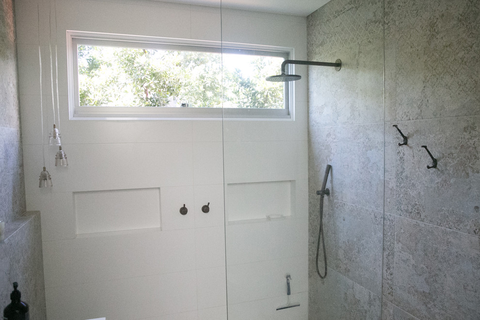 Diseño de cuarto de baño principal bohemio con ducha empotrada, baldosas y/o azulejos beige, baldosas y/o azulejos de porcelana, paredes blancas, suelo de baldosas de porcelana, suelo gris y ducha abierta