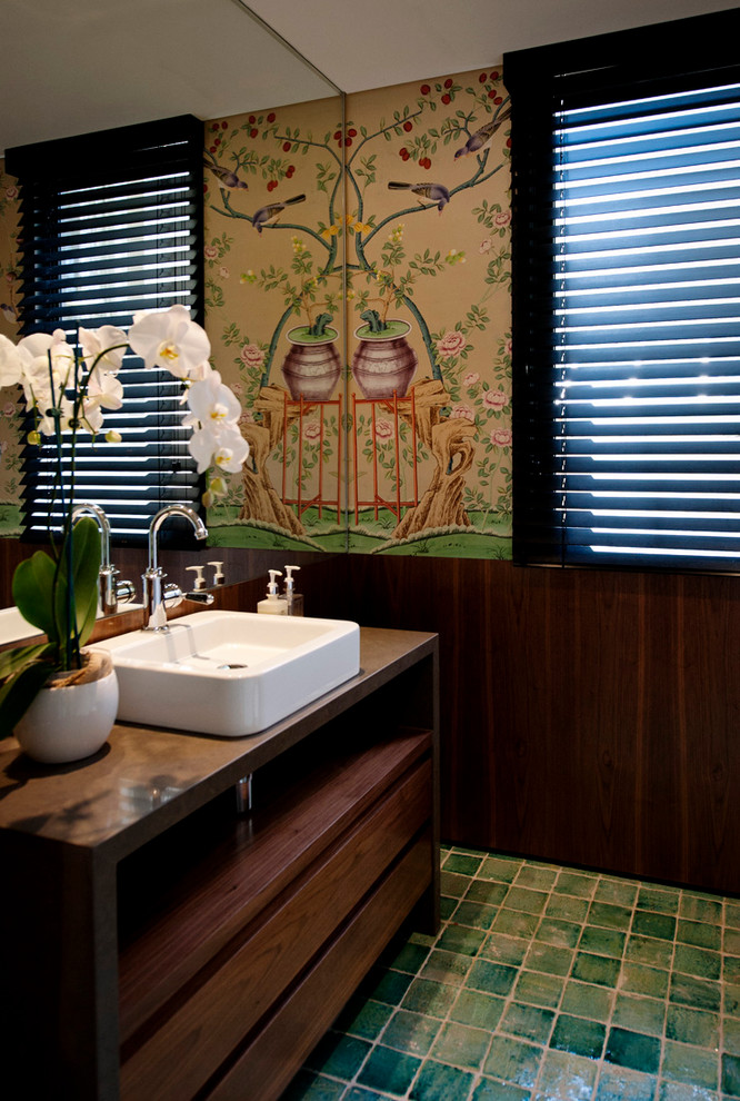 Cette photo montre une salle de bain tendance avec un sol vert.