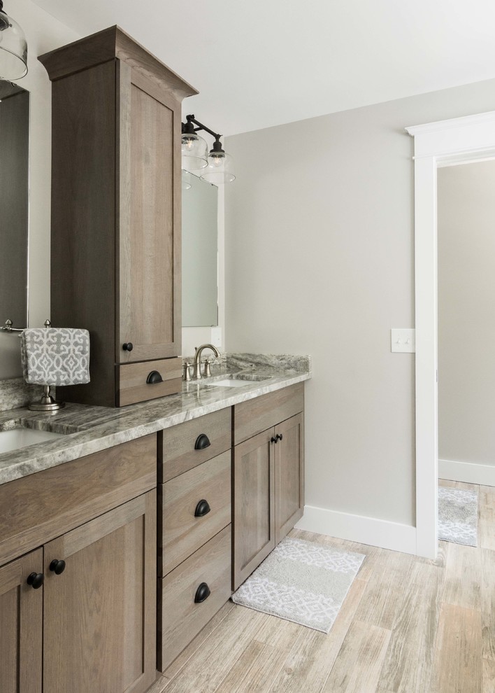 Exempel på ett stort lantligt grå grått en-suite badrum, med skåp i shakerstil, ett fristående badkar, grå väggar, klinkergolv i porslin, ett undermonterad handfat, granitbänkskiva, brunt golv och skåp i mörkt trä