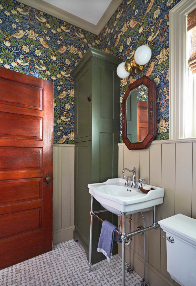 Пример оригинального дизайна: маленькая ванная комната в стиле фьюжн с унитазом-моноблоком, разноцветными стенами, полом из мозаичной плитки, душевой кабиной, консольной раковиной, белым полом, тумбой под одну раковину, стенами из вагонки, душем в нише, белой плиткой, плиткой кабанчик, шторкой для ванной, белой столешницей, нишей и напольной тумбой для на участке и в саду