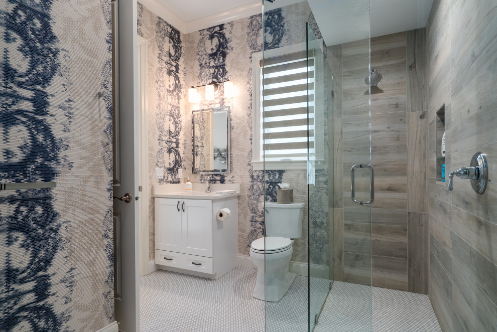 Exempel på ett klassiskt beige beige badrum med dusch, med skåp i shakerstil, vita skåp, en kantlös dusch, flerfärgad kakel, flerfärgade väggar, mosaikgolv, ett undermonterad handfat, vitt golv och dusch med gångjärnsdörr
