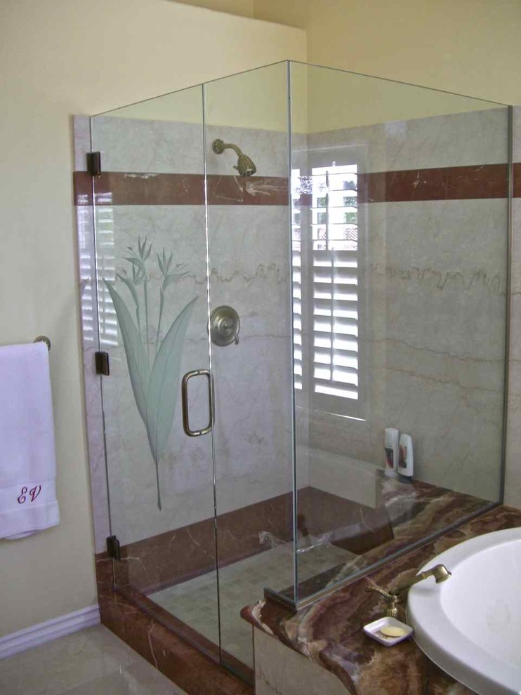 Immagine di una stanza da bagno tropicale