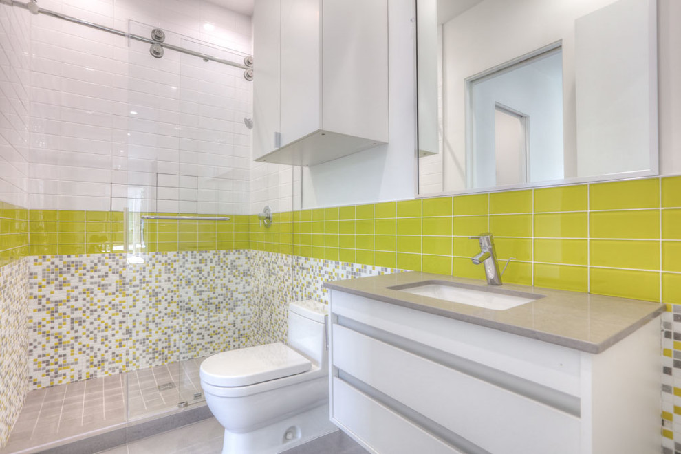 Идея дизайна: маленькая ванная комната в стиле модернизм с плоскими фасадами, белыми фасадами, душем в нише, унитазом-моноблоком, разноцветной плиткой, плиткой мозаикой, белыми стенами, полом из травертина, душевой кабиной, врезной раковиной, столешницей из искусственного камня, бежевым полом и душем с раздвижными дверями для на участке и в саду