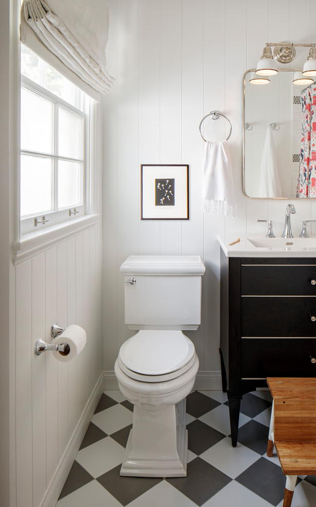 Inredning av ett litet vit vitt badrum för barn, med släta luckor, svarta skåp, ett badkar i en alkov, en hörndusch, vit kakel, keramikplattor, vita väggar, klinkergolv i porslin, ett integrerad handfat, bänkskiva i kvarts, grått golv, en toalettstol med separat cisternkåpa och dusch med duschdraperi
