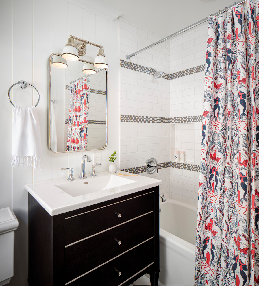 Idées déco pour une petite salle de bain pour enfant avec un placard à porte plane, des portes de placard noires, une baignoire en alcôve, une douche d'angle, WC à poser, un carrelage blanc, des carreaux de céramique, un mur blanc, un sol en carrelage de porcelaine, un lavabo intégré, un plan de toilette en quartz modifié, un sol gris, une cabine de douche à porte battante et un plan de toilette blanc.