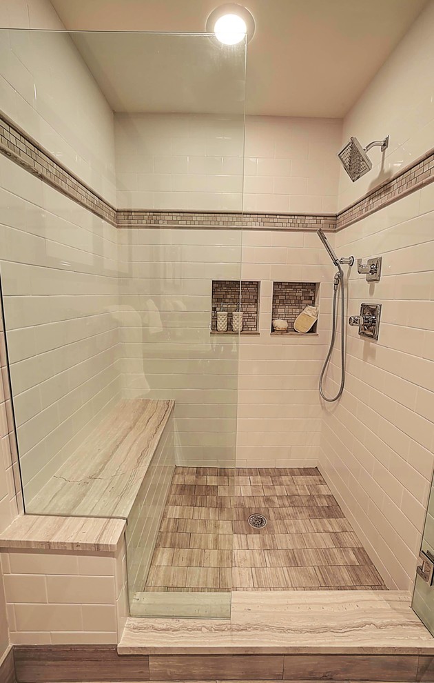 Bild på ett mellanstort funkis en-suite badrum, med luckor med profilerade fronter, beige skåp, en dusch i en alkov, beige kakel, brun kakel, grå kakel, vit kakel, keramikplattor, grå väggar, klinkergolv i keramik, ett undermonterad handfat och bänkskiva i kalksten