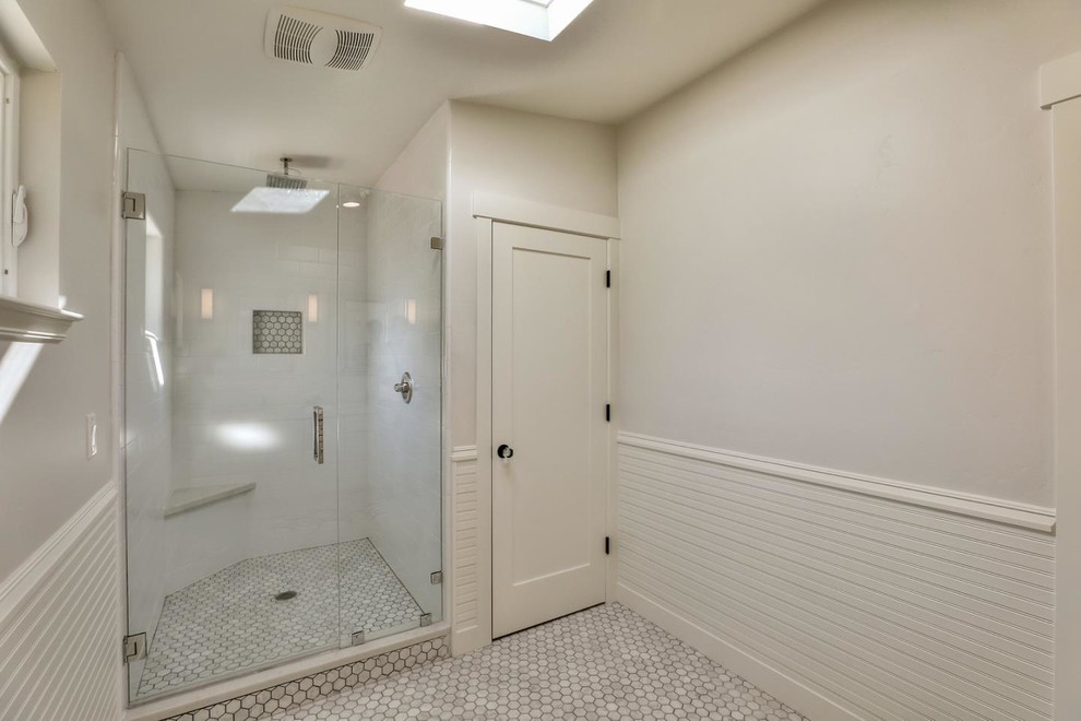 Cette image montre une salle de bain vintage.