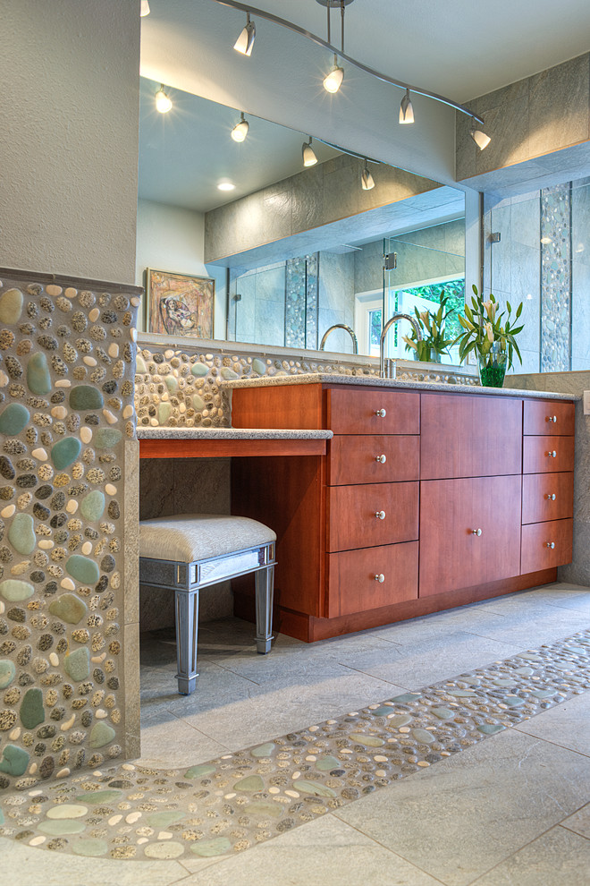 Пример оригинального дизайна: большая главная ванная комната в морском стиле с открытым душем, разноцветной плиткой, галечной плиткой и полом из галечной плитки