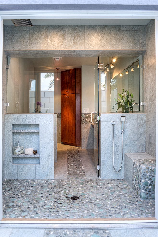 Modelo de cuarto de baño principal costero grande con ducha abierta, baldosas y/o azulejos multicolor, suelo de baldosas tipo guijarro y suelo de baldosas tipo guijarro