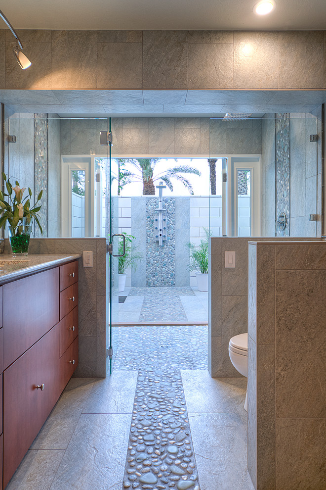 Пример оригинального дизайна: большая главная ванная комната в морском стиле с открытым душем, разноцветной плиткой, галечной плиткой и полом из галечной плитки