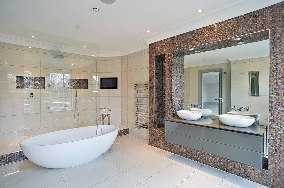 Cette photo montre une salle de bain tendance de taille moyenne avec un plan vasque et une baignoire indépendante.