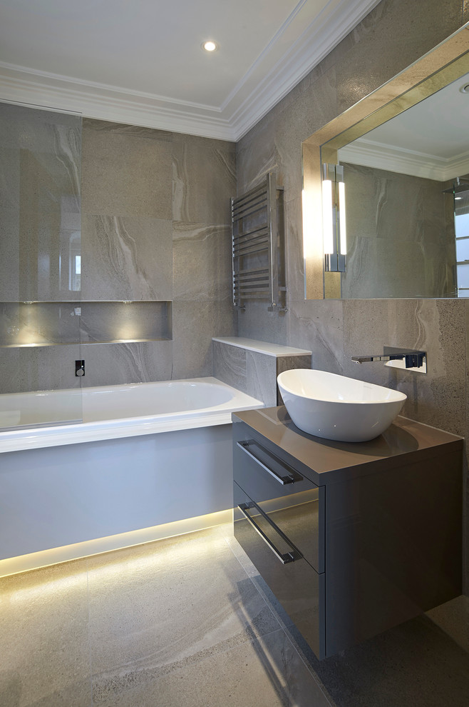 Immagine di una stanza da bagno contemporanea di medie dimensioni con lavabo a consolle, ante marroni e vasca da incasso