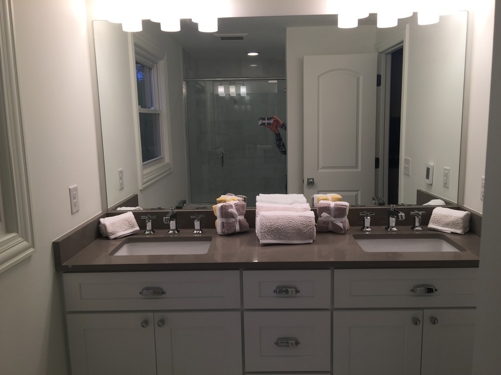 Esempio di una piccola stanza da bagno con doccia design con ante in stile shaker, ante bianche, WC a due pezzi, pareti beige, pavimento in marmo, lavabo sottopiano e top in quarzo composito