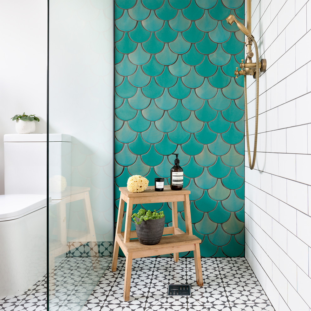 Foto på ett funkis badrum, med en jacuzzi, en öppen dusch, grön kakel, keramikplattor, vita väggar och cementgolv