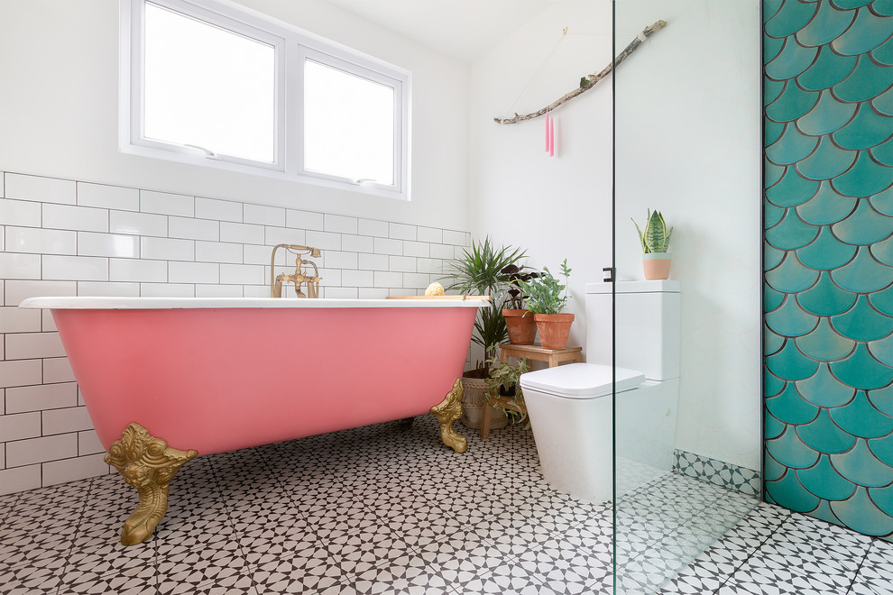Modelo de cuarto de baño actual con jacuzzi, ducha abierta, baldosas y/o azulejos verdes, baldosas y/o azulejos de cerámica, paredes blancas y suelo de azulejos de cemento