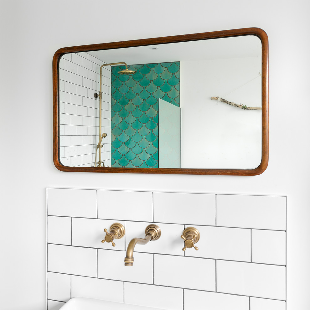 Cette photo montre une salle de bain tendance avec un bain bouillonnant, une douche ouverte, un carrelage vert, des carreaux de céramique et carreaux de ciment au sol.