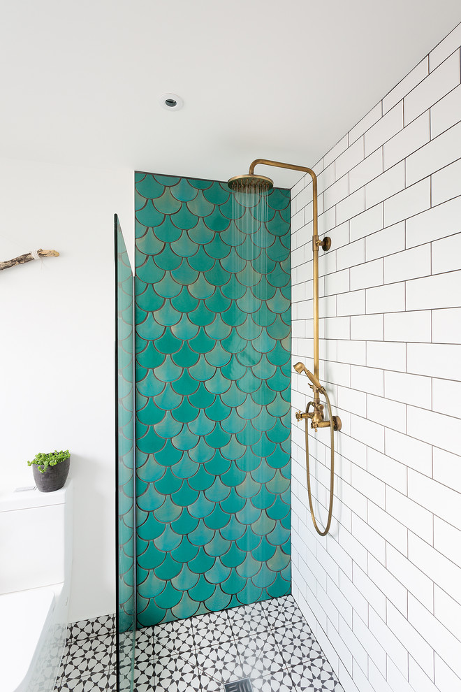 Exempel på ett modernt badrum, med en jacuzzi, en öppen dusch, grön kakel, keramikplattor, vita väggar och cementgolv
