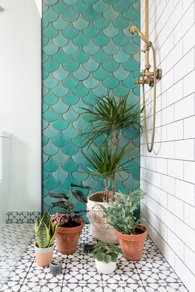 Inspiration för moderna badrum, med en jacuzzi, en öppen dusch, grön kakel, keramikplattor, vita väggar och cementgolv